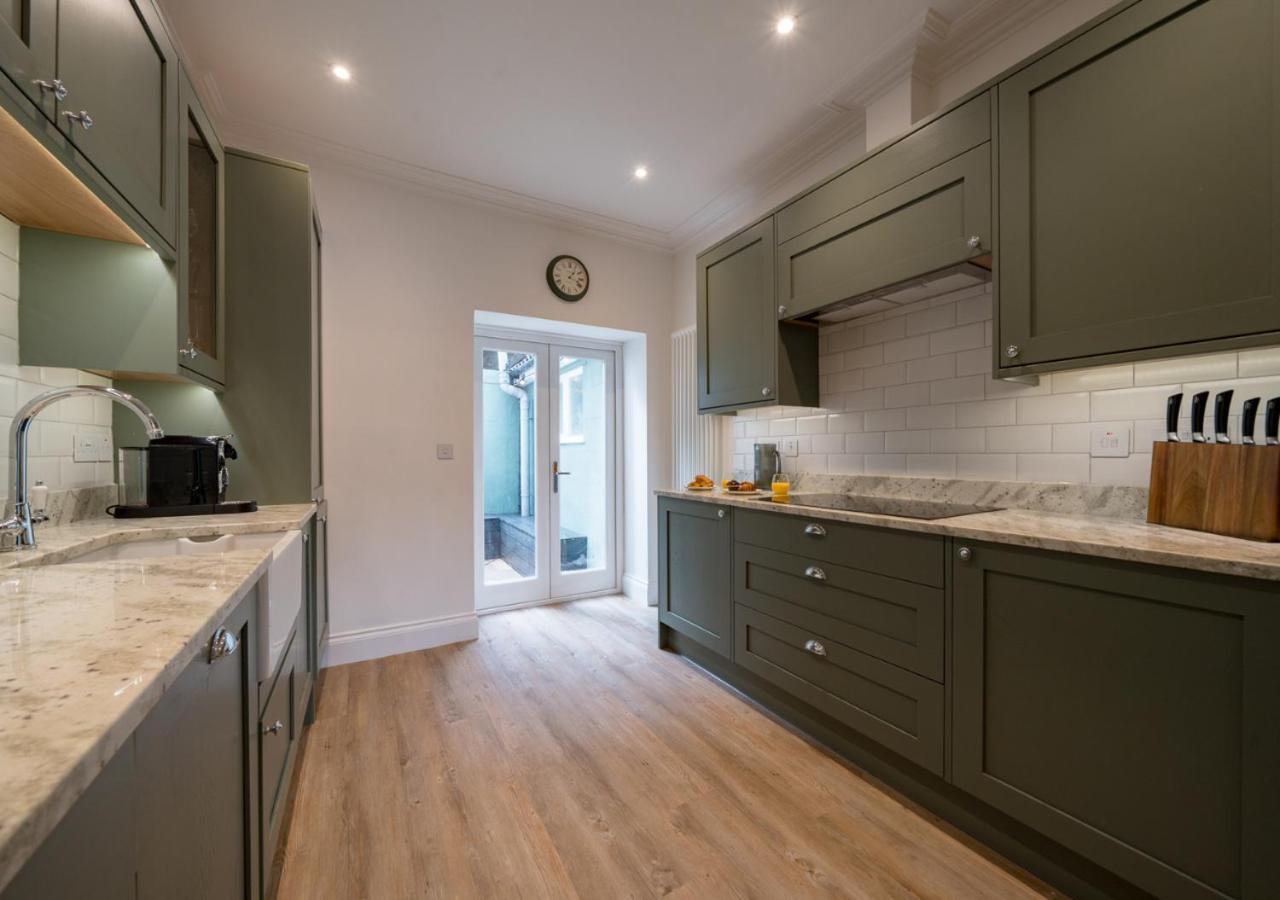 Premium Designer 4 Bedroom In Clifton - 3 Bathrooms & Cinema Сasa de vacaciones