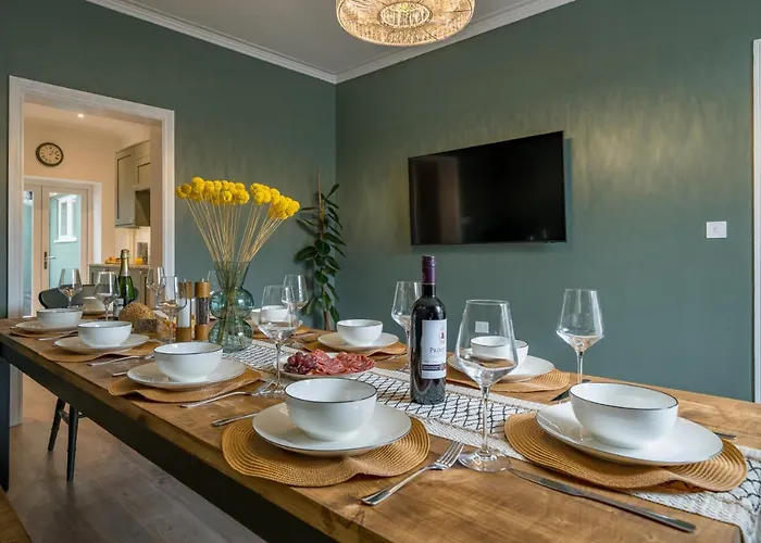 Premium Designer 4 Bedroom Home In Clifton - 3 Bathrooms & Cinema Room